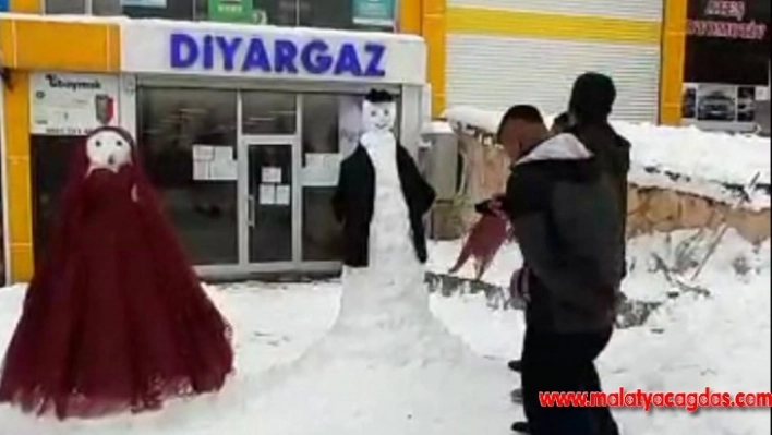 Kardan gelin ve damat yapıp halay çektiler