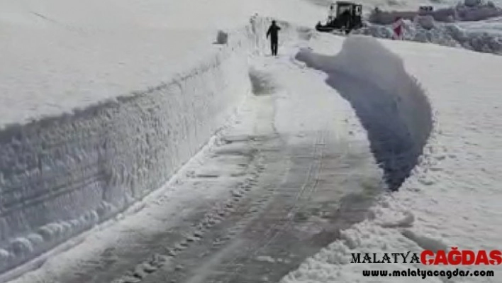 Kardan kapanan Nemrut Dağı yolu yeniden ulaşıma açıldı