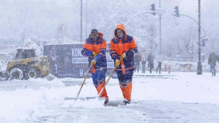 Karın başkenti Erzurum'da ekipler seferber oldu