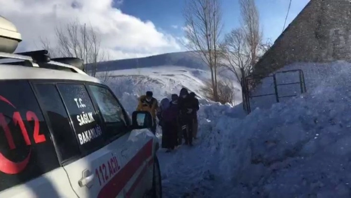 Karla mücadele ekipleri acil hasta için seferber oldu