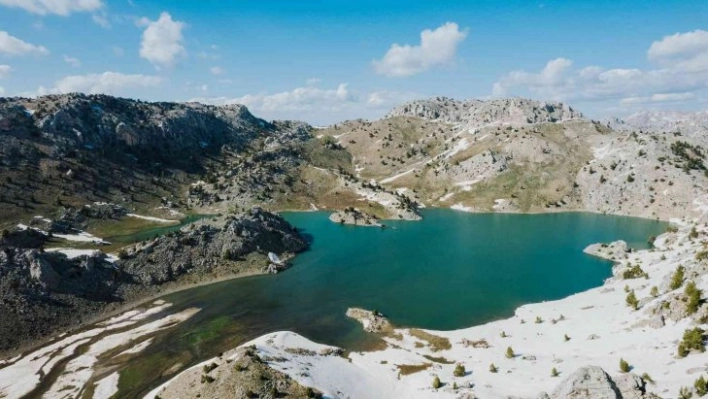 Karlar eridi Karagöl hayran bıraktı