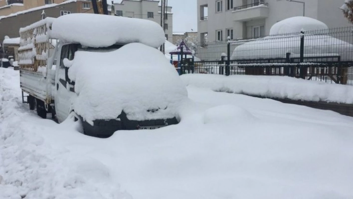 Karlıova'da araçlar kara gömüldü