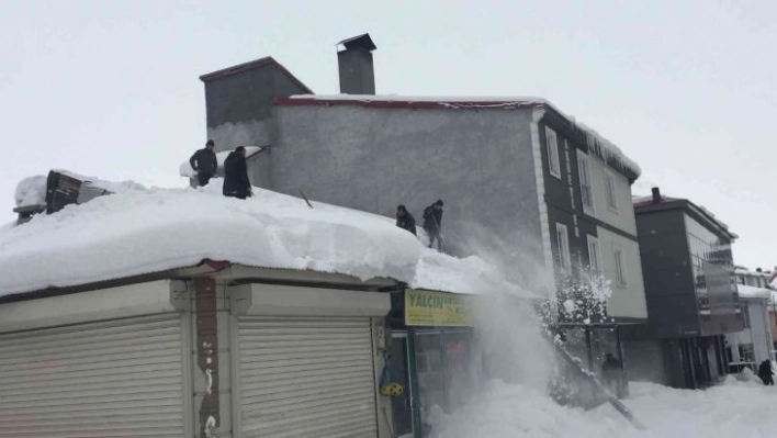 Karlıova'da esnaf, çatılarda biriken karları temizledi