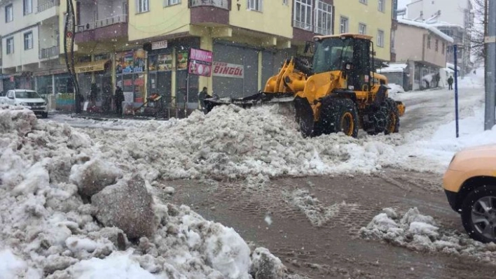 Karlıova'da karlar kamyonlarla kent dışına taşınıyor