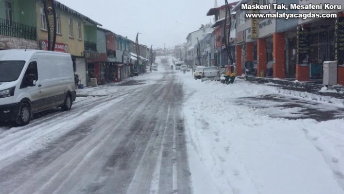 Karlıova'da tipi etkili oldu, hayat durma noktasına geldi