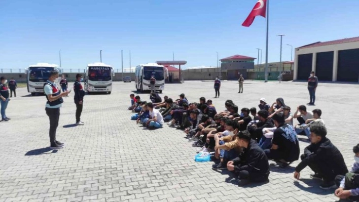 Kars'a getirilen düzensiz göçmenlerin işlemleri tamamlandı