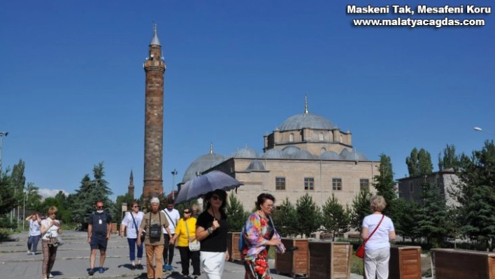 Kars'a turistler gelmeye başladı