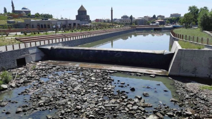 Kars Çayı'nın temizliği sürüyor