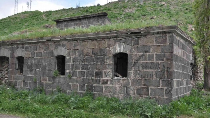 Kars Dereiçi'nde bulunan tarihi hamam yıkılıyor