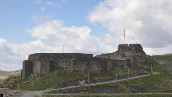 Kars Kalesi'nin girişindeki istinat duvar yıkıldı