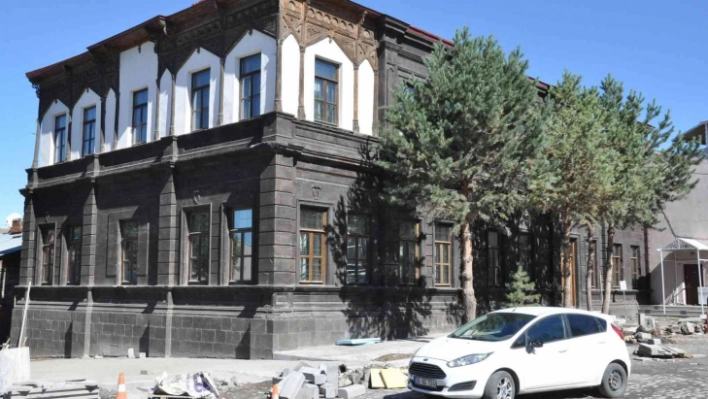 Kars'ta 100 yıllık bina gün yüzüne çıkarıldı