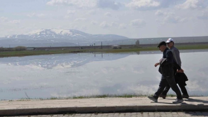 Kars'ta bulutların suya yansıması görenleri büyüledi