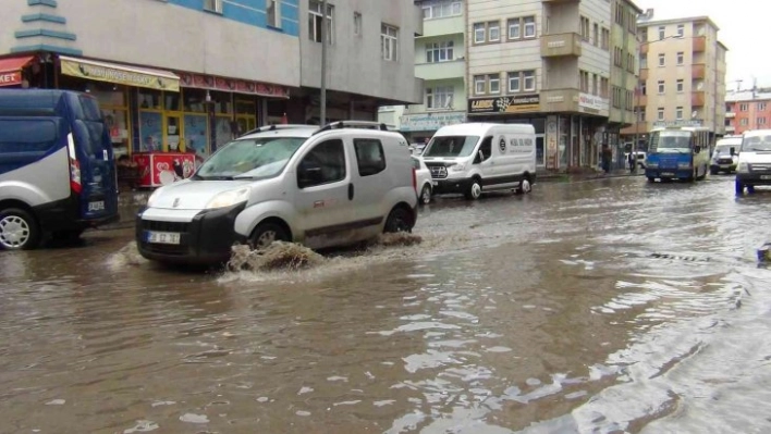 Kars'ta caddeler göle döndü