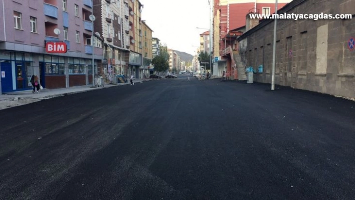 Kars'ta caddeler sıcak asfalt oldu