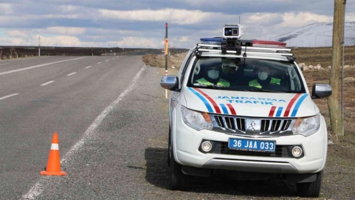 Kars'ta jandarmanın trafik kontrolleri sürüyor