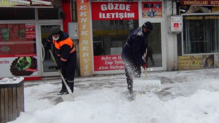 Kars'ta kaldırımların karı temizleniyor