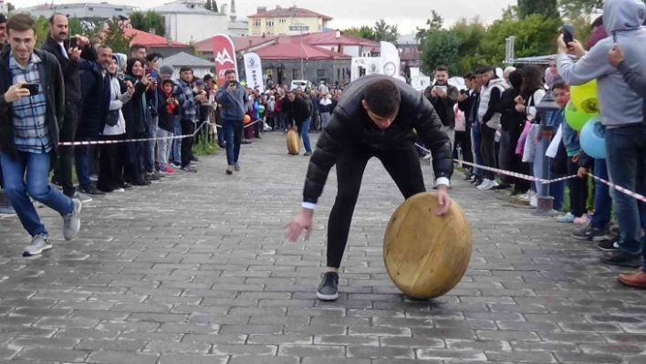 Kars'ta kaşar yuvarlama yarışı nefes kesti