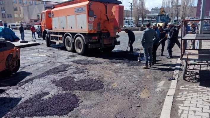 Kars'ta köstebek yuvasına dönen yollara yamalı önlem