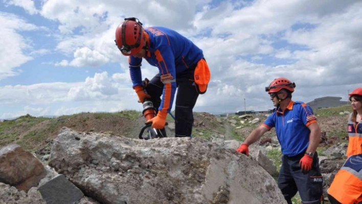 Kars'ta nefesleri kesen deprem tatbikatı