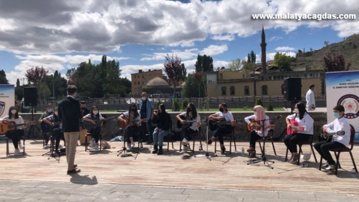 Kars'ta öğrenciler mini konser verdi