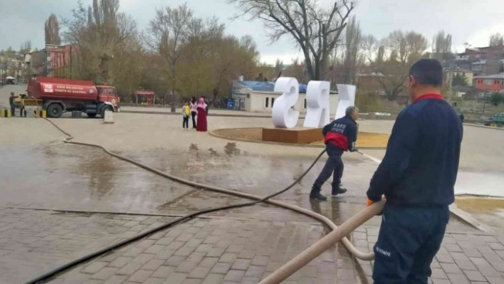 Kars'ta parklarda bahar temizliği