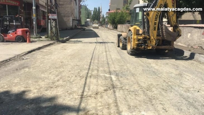 Kars'ta şehir içi yol çalışmaları devam ediyor