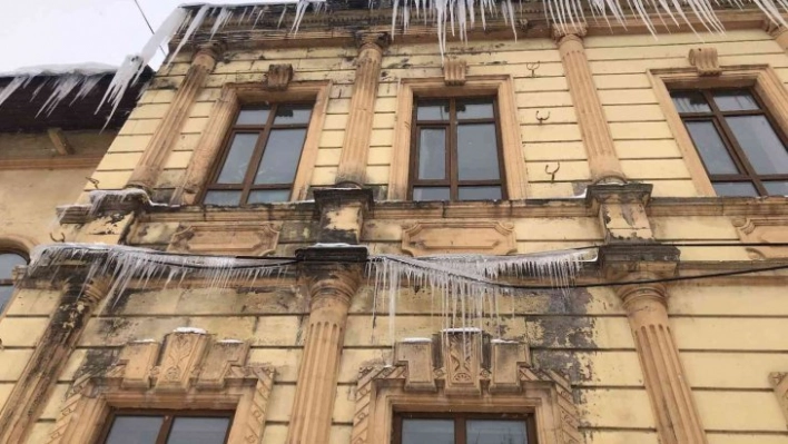 Kars'ta tarihi binadaki buz sarkıtları tehlike saçıyor