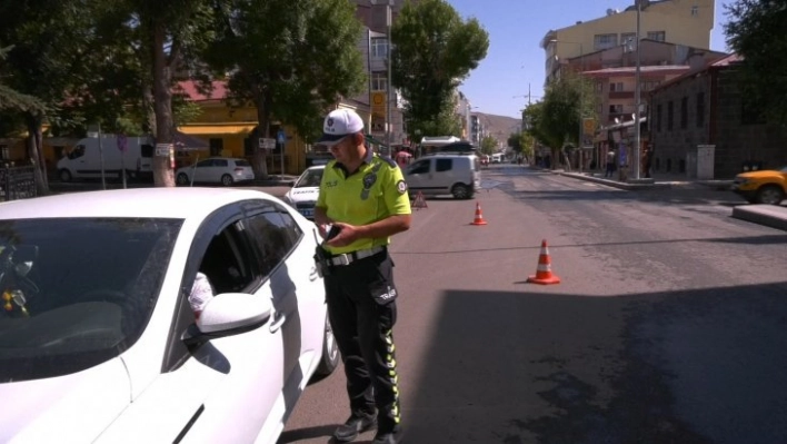 Kars'ta trafik uygulamaları sürüyor