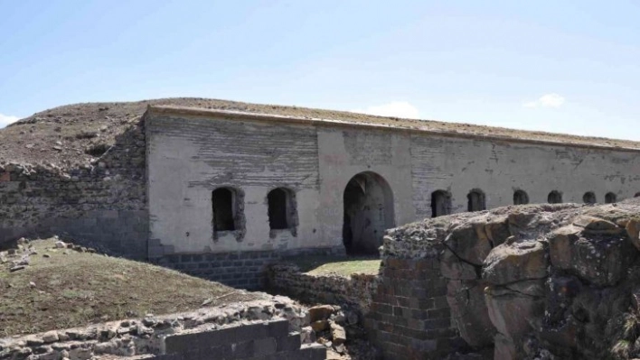 Kars'ta yaklaşık 200 yıllık tabya gözler önünde yok oluyor