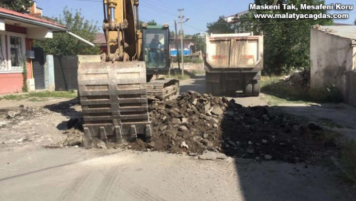 Kars'ta yol yapım çalışmaları sürüyor