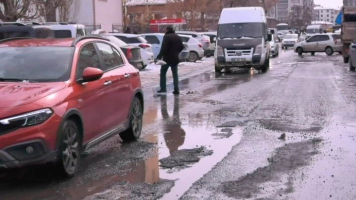 Kars'ta yollar köstebek yuvasına döndü