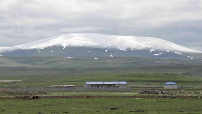 Kars'ta yüksek kesimlere kar yağdı