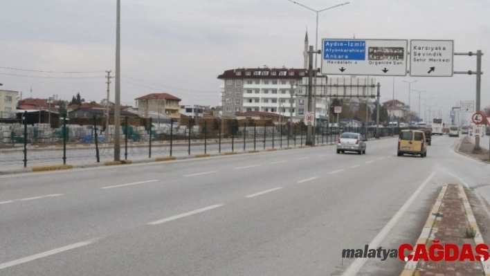 Karşıdan karşıya geçmek isteyen genç canını hiçe saydı