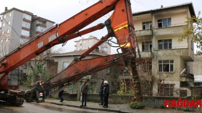 Kartal'da metruk yapıların yıkımı devam ediyor