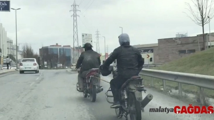 Kasksız motosikletli, yakıtı biten başka bir motosikleti iple çekti