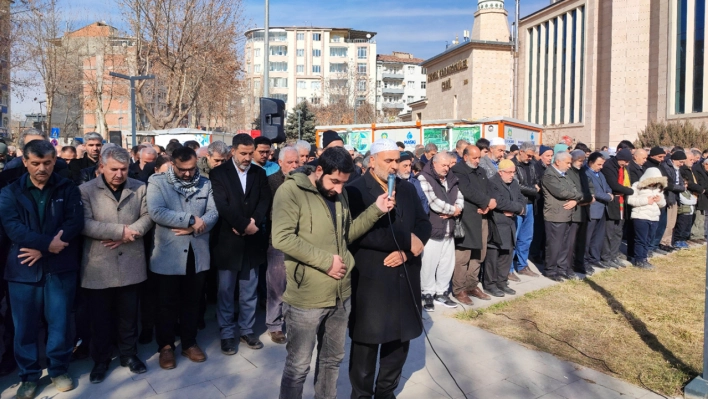 Kassam Tugayı komutanları için gıyabi cenaze namazı kılındı