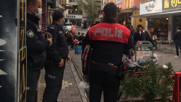 Kavga eden iki grup, polisleri görünce kayıplara karıştı