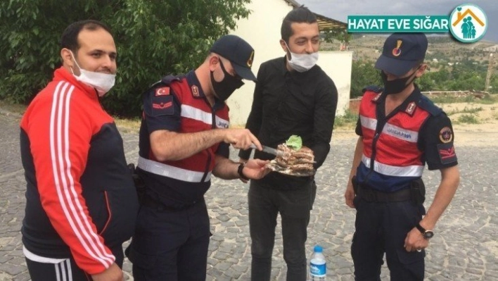 Kavga ihbarına giden jandarmaya pastalı kutlama