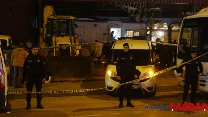 Kavgayı ayırmaya çalışan polisi, belinden aldığı silahıyla vurdu