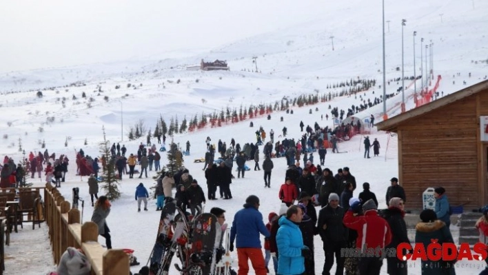 Kayak merkezinde kar kalınlığı 80 santimetreye ulaştı