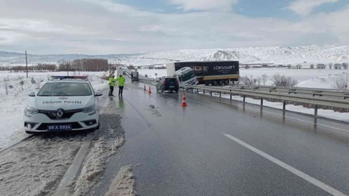 Kayan tır kara yolunu tek taraflı ulaşıma kapattı