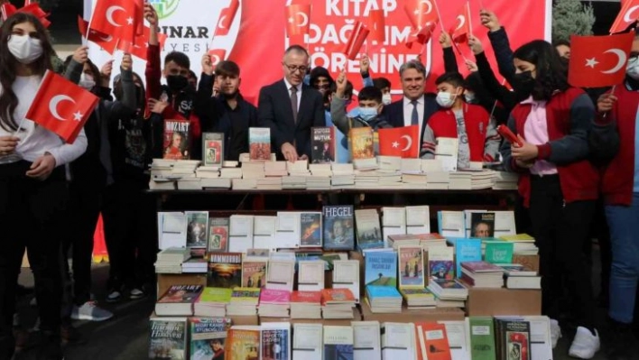 Kayapınar Belediyesi'nden 85 okula 35 bin kitap