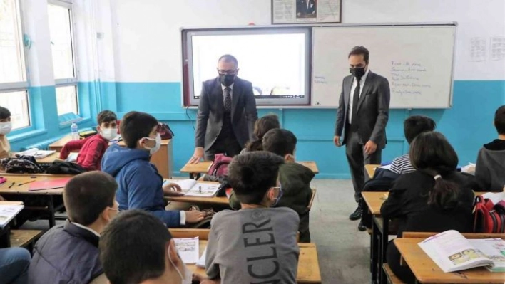 Kayapınarlı öğrencilerden Kaymakam Koç'a sevgi gösterisi