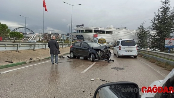 Kayganlaşan yolda bariyerlere çarpan sürücü yaralandı