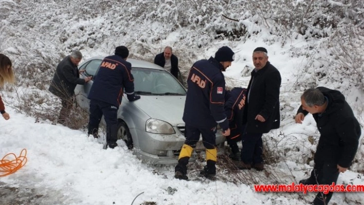 Kayganlaşan yoldan şarampole sürüklenen aracı AFAD ekipleri kurtardı