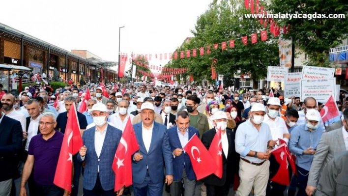 Kortej yürüyüşüne yoğun ilgi