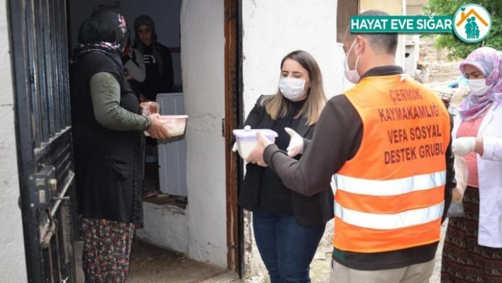 Kaymakam Demir, ihtiyaç sahibi ailelere sıcak yemek dağıttı