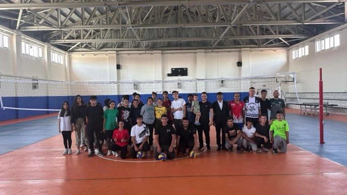 Kaymakam Karataş, öğrencilerle voleybol oynadı