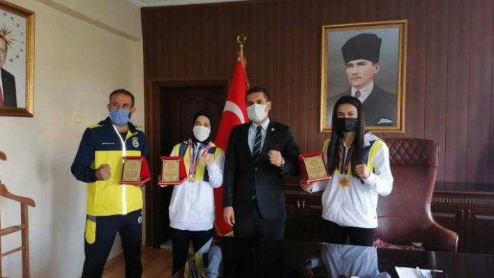 Kaymam Böçkün'den şampiyonlara plaket