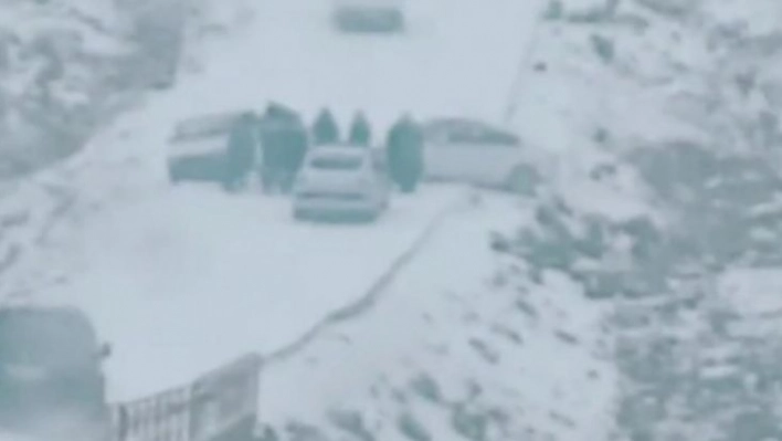 Kaza geçiren öğretmenlerin imdadına meslektaşları yetişti